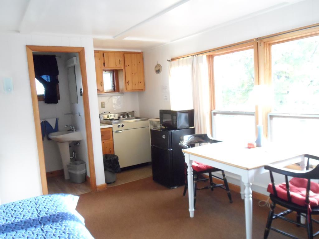 White Oak Motel & Cottages Holderness Room photo