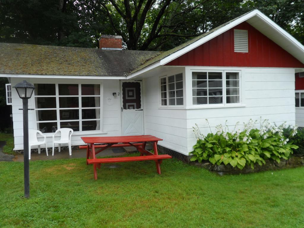 White Oak Motel & Cottages Holderness Room photo