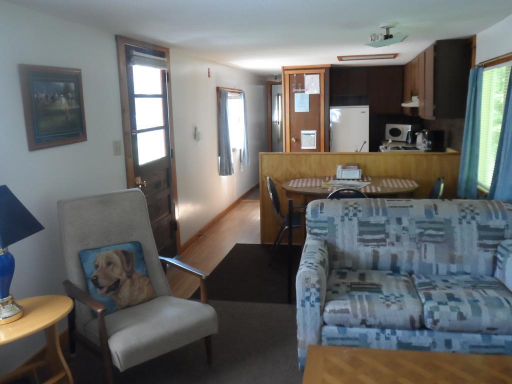 White Oak Motel & Cottages Holderness Room photo