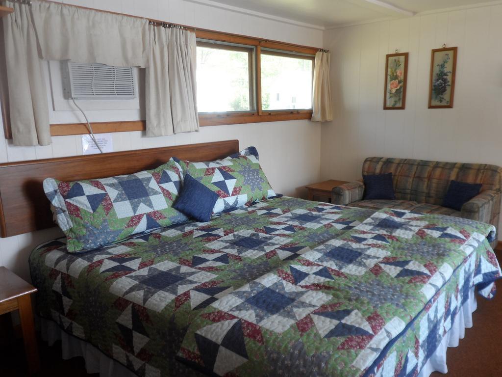 White Oak Motel & Cottages Holderness Room photo